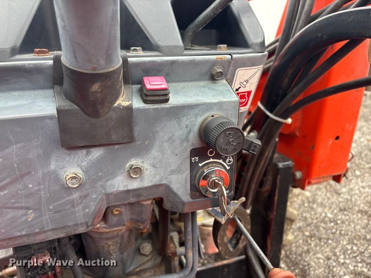 image for item EV2520 Kubota L2600DT MFWD tractor