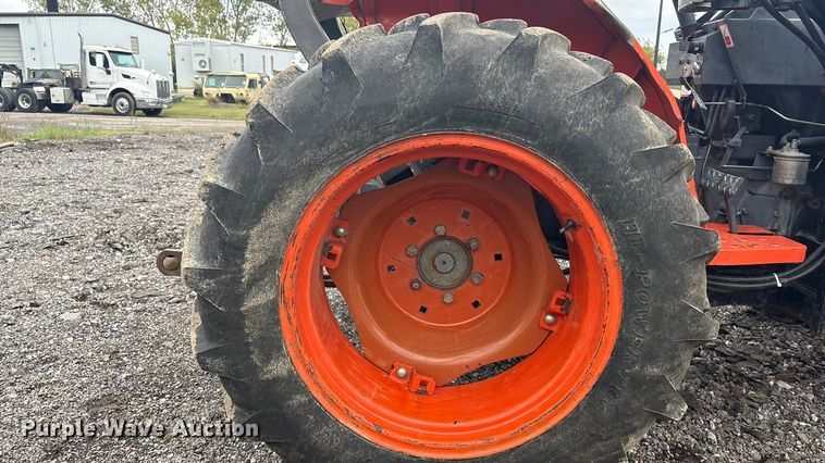 image for item EV2520 Kubota L2600DT MFWD tractor