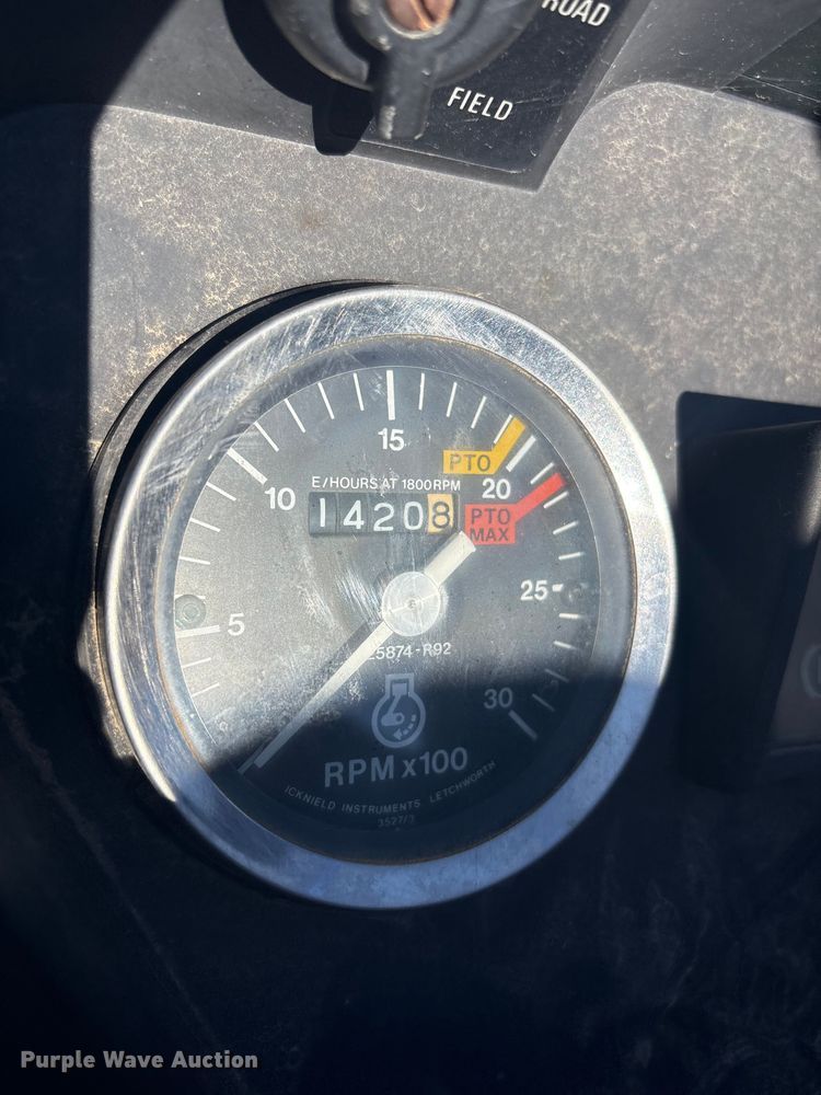 image for item EV2551 Case IH 385 tractor