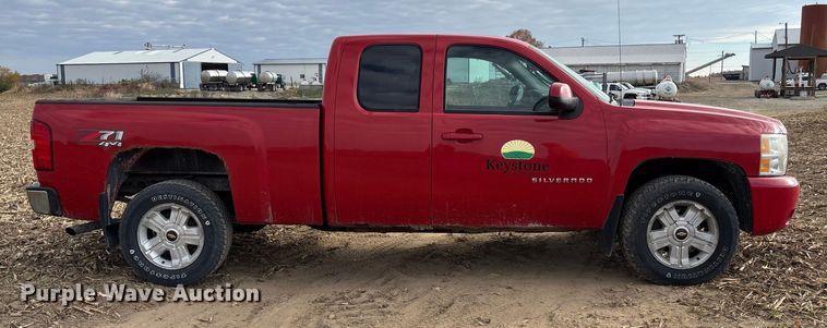 image for item EV3230 2011 Chevrolet Silverado 1500 Ext. Cab pickup truck