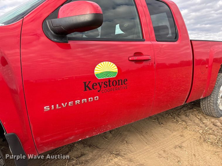 image for item EV3230 2011 Chevrolet Silverado 1500 Ext. Cab pickup truck