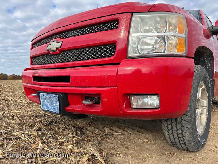 image for item EV3230 2011 Chevrolet Silverado 1500 Ext. Cab pickup truck