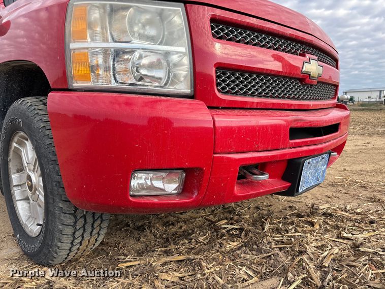 image for item EV3230 2011 Chevrolet Silverado 1500 Ext. Cab pickup truck