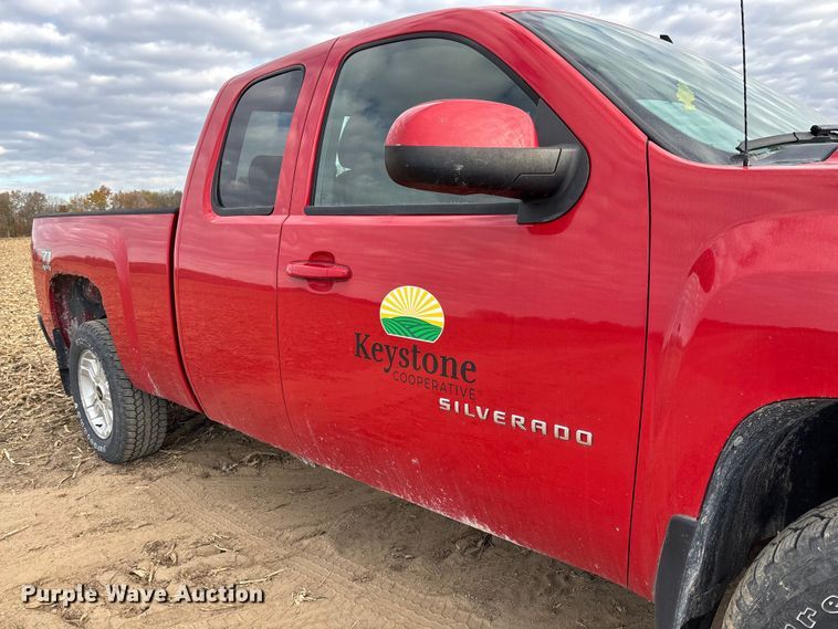 image for item EV3230 2011 Chevrolet Silverado 1500 Ext. Cab pickup truck