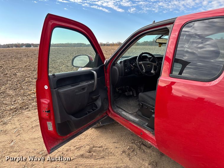 image for item EV3230 2011 Chevrolet Silverado 1500 Ext. Cab pickup truck