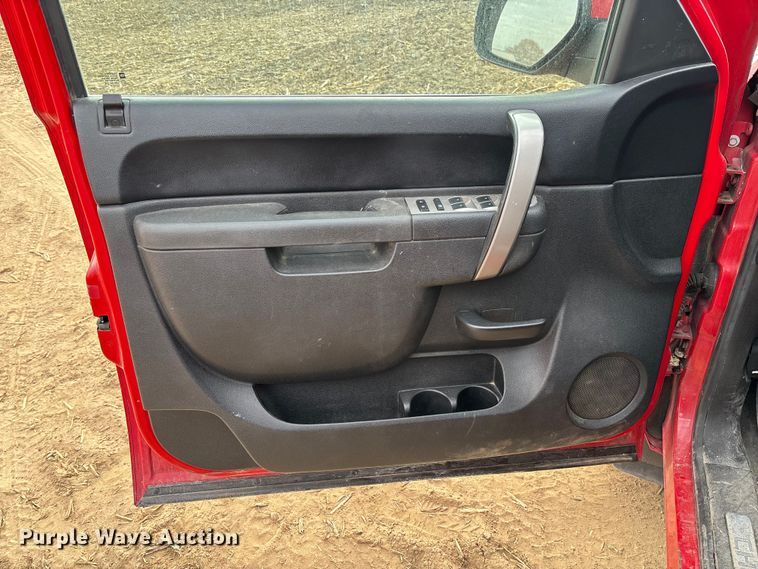 image for item EV3230 2011 Chevrolet Silverado 1500 Ext. Cab pickup truck