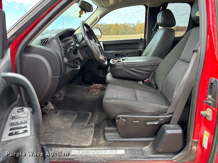 image for item EV3230 2011 Chevrolet Silverado 1500 Ext. Cab pickup truck