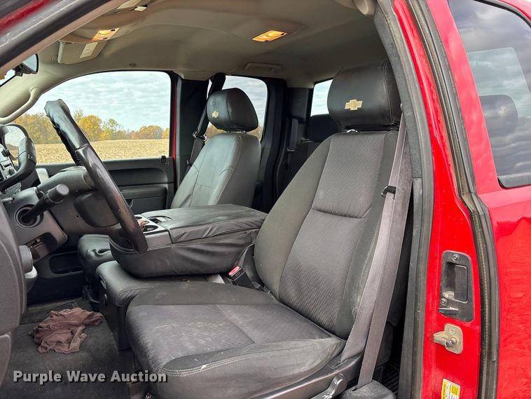 image for item EV3230 2011 Chevrolet Silverado 1500 Ext. Cab pickup truck