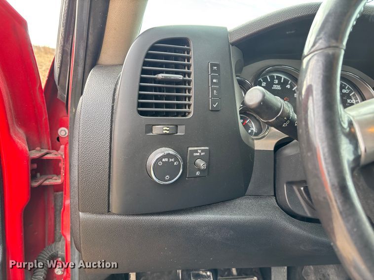 image for item EV3230 2011 Chevrolet Silverado 1500 Ext. Cab pickup truck