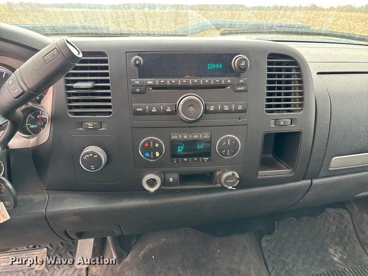 image for item EV3230 2011 Chevrolet Silverado 1500 Ext. Cab pickup truck