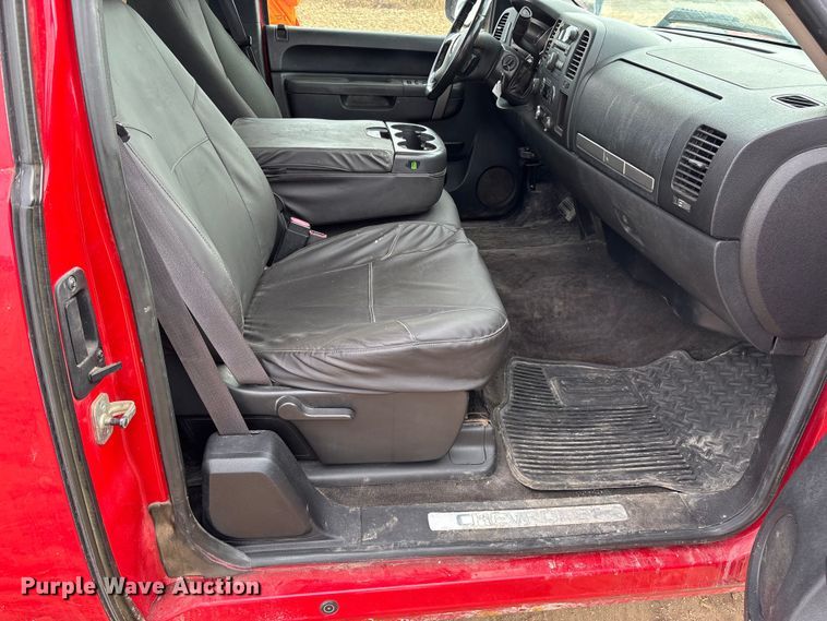 image for item EV3230 2011 Chevrolet Silverado 1500 Ext. Cab pickup truck