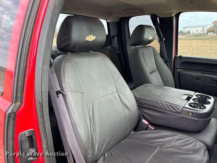 image for item EV3230 2011 Chevrolet Silverado 1500 Ext. Cab pickup truck