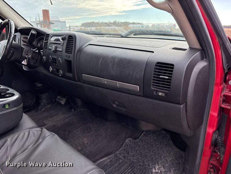 image for item EV3230 2011 Chevrolet Silverado 1500 Ext. Cab pickup truck