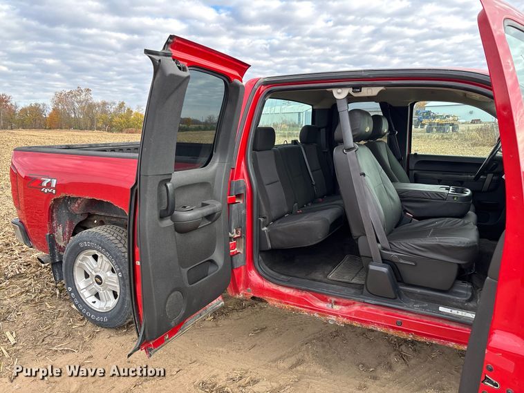 image for item EV3230 2011 Chevrolet Silverado 1500 Ext. Cab pickup truck