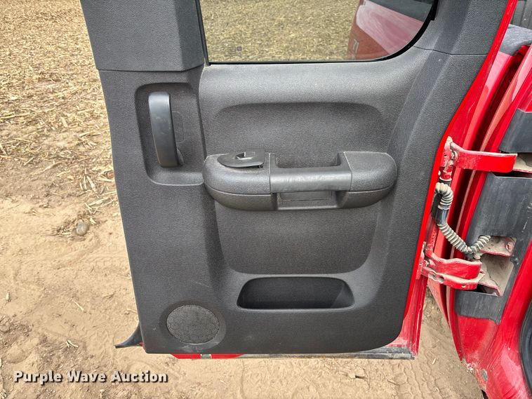 image for item EV3230 2011 Chevrolet Silverado 1500 Ext. Cab pickup truck