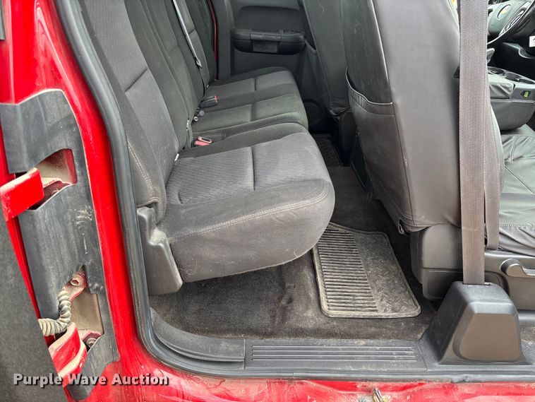 image for item EV3230 2011 Chevrolet Silverado 1500 Ext. Cab pickup truck