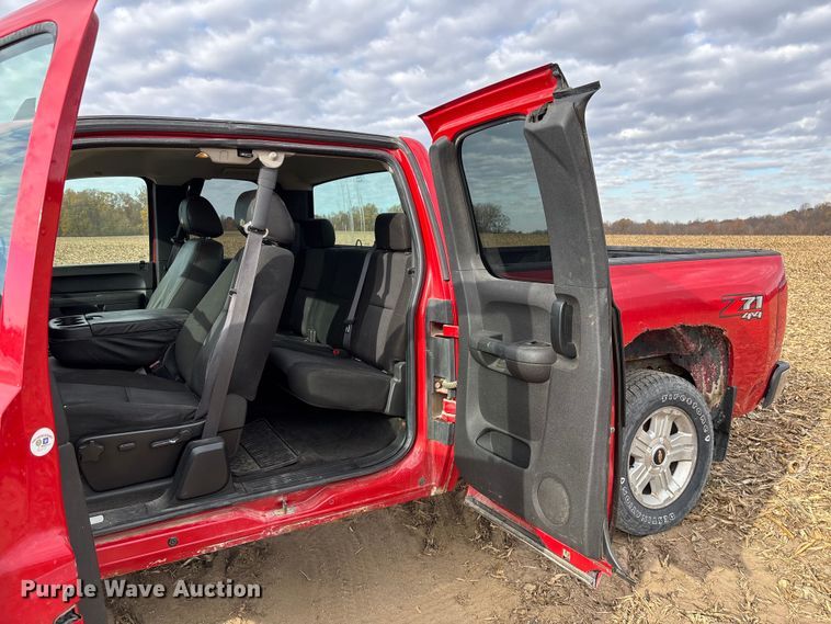 image for item EV3230 2011 Chevrolet Silverado 1500 Ext. Cab pickup truck