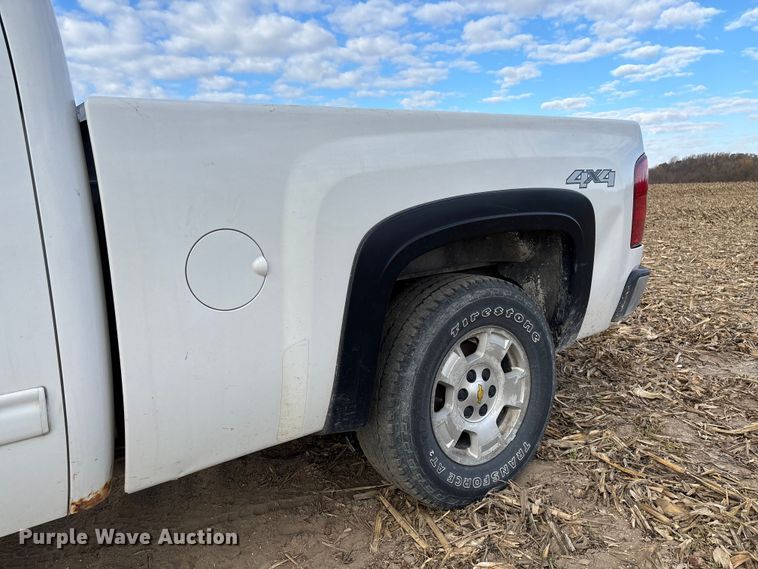 image for item EV3231 2011 Chevrolet Silverado 1500 LT Ext. Cab pickup truck