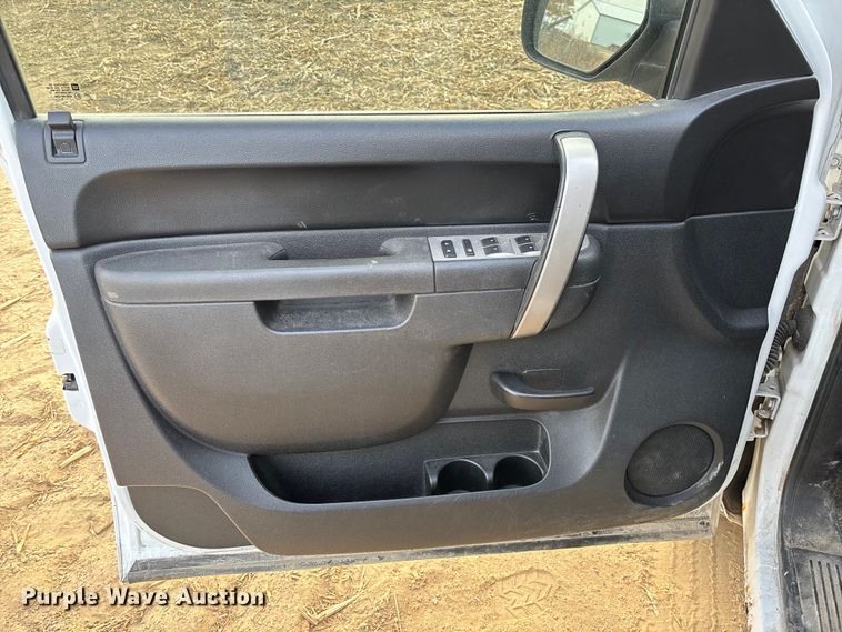 image for item EV3231 2011 Chevrolet Silverado 1500 LT Ext. Cab pickup truck