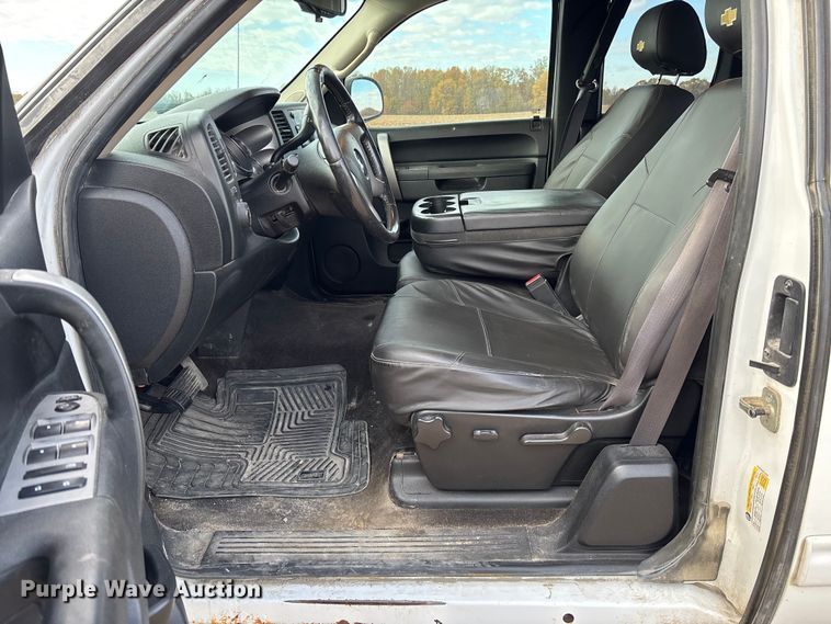 image for item EV3231 2011 Chevrolet Silverado 1500 LT Ext. Cab pickup truck