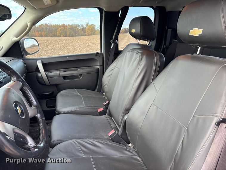 image for item EV3231 2011 Chevrolet Silverado 1500 LT Ext. Cab pickup truck