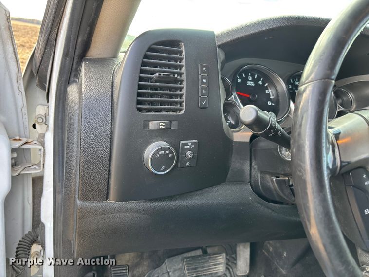 image for item EV3231 2011 Chevrolet Silverado 1500 LT Ext. Cab pickup truck