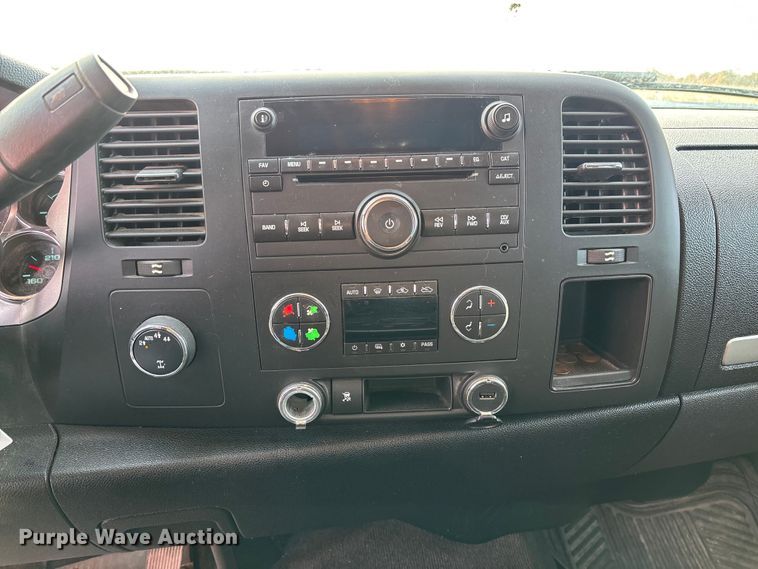 image for item EV3231 2011 Chevrolet Silverado 1500 LT Ext. Cab pickup truck