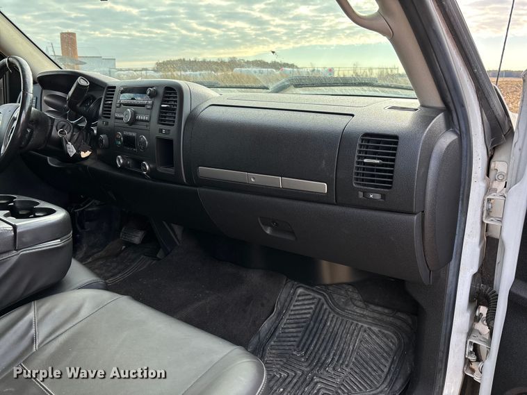 image for item EV3231 2011 Chevrolet Silverado 1500 LT Ext. Cab pickup truck