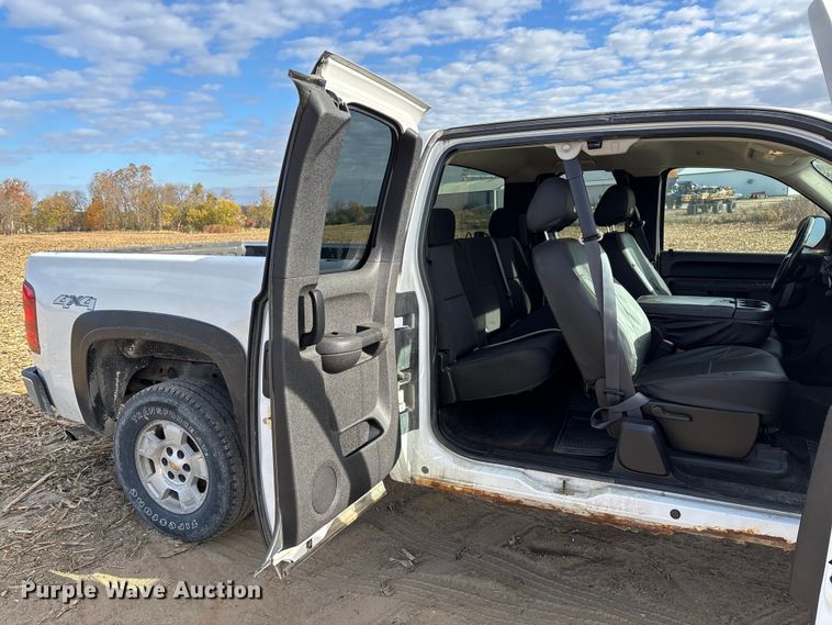 image for item EV3231 2011 Chevrolet Silverado 1500 LT Ext. Cab pickup truck