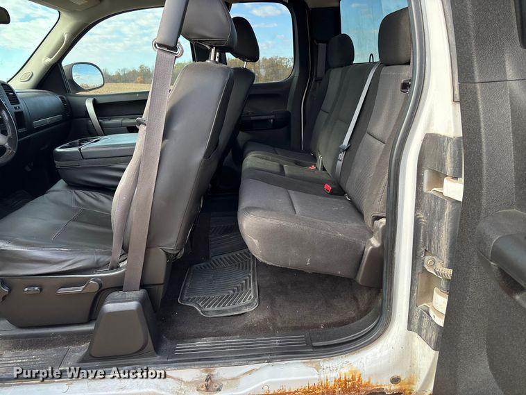 image for item EV3231 2011 Chevrolet Silverado 1500 LT Ext. Cab pickup truck