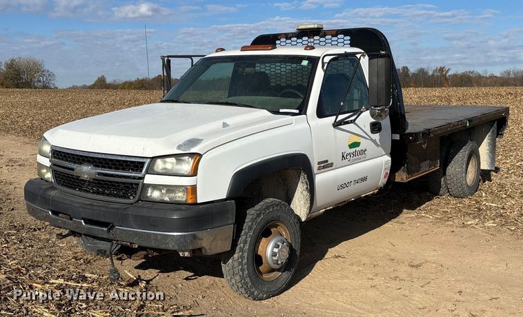 image for item EV3232 2007 Chevrolet Silverado 3500 flatbed pickup truck