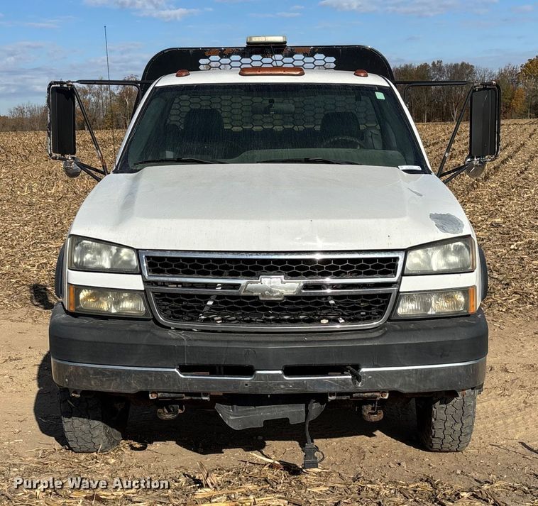 image for item EV3232 2007 Chevrolet Silverado 3500 flatbed pickup truck