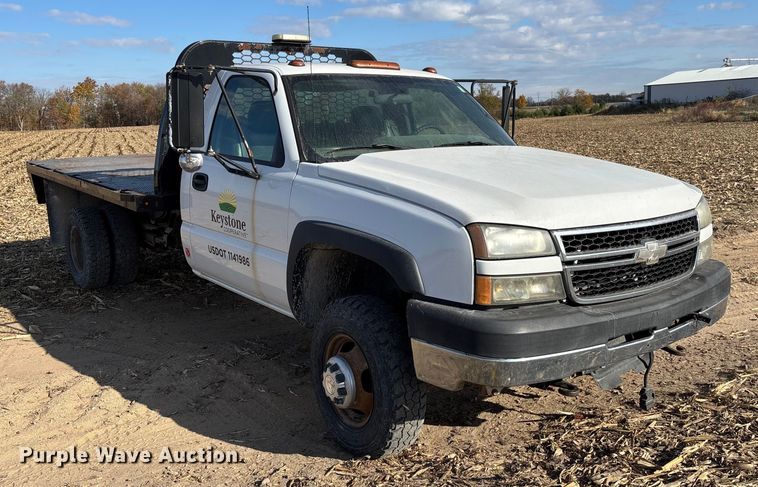 image for item EV3232 2007 Chevrolet Silverado 3500 flatbed pickup truck