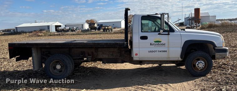 image for item EV3232 2007 Chevrolet Silverado 3500 flatbed pickup truck