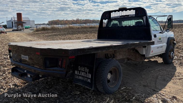 image for item EV3232 2007 Chevrolet Silverado 3500 flatbed pickup truck