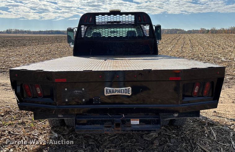 image for item EV3232 2007 Chevrolet Silverado 3500 flatbed pickup truck