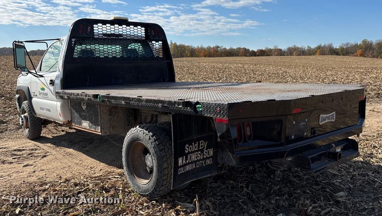 image for item EV3232 2007 Chevrolet Silverado 3500 flatbed pickup truck