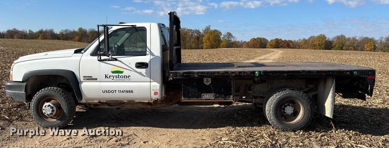 image for item EV3232 2007 Chevrolet Silverado 3500 flatbed pickup truck