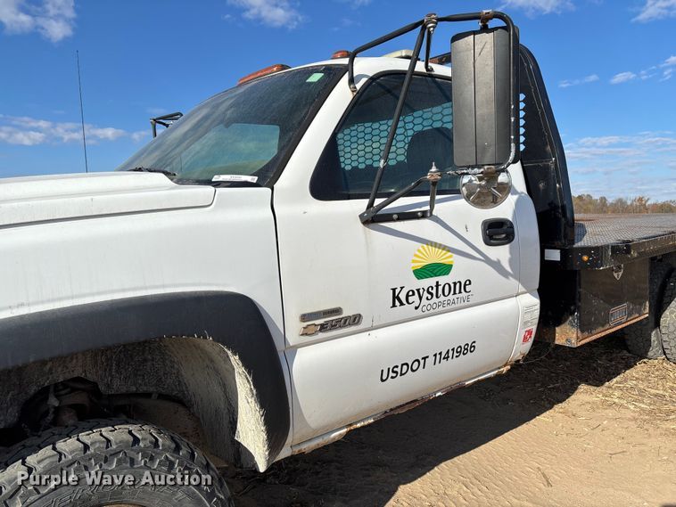 image for item EV3232 2007 Chevrolet Silverado 3500 flatbed pickup truck