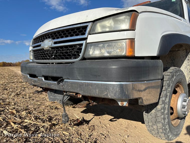 image for item EV3232 2007 Chevrolet Silverado 3500 flatbed pickup truck