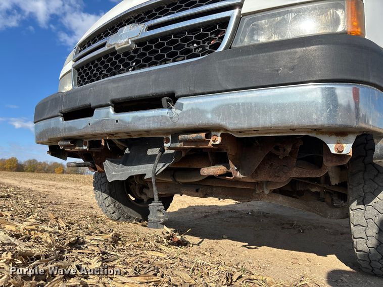 image for item EV3232 2007 Chevrolet Silverado 3500 flatbed pickup truck