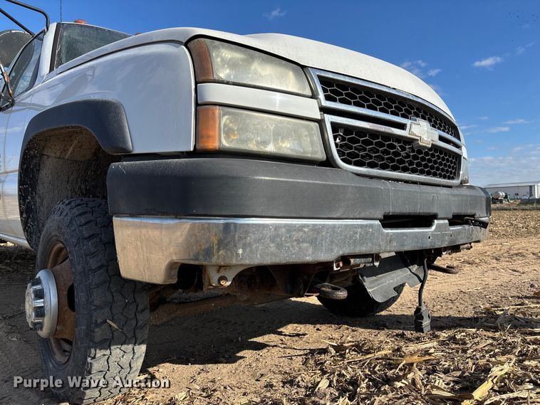 image for item EV3232 2007 Chevrolet Silverado 3500 flatbed pickup truck