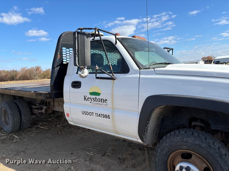 image for item EV3232 2007 Chevrolet Silverado 3500 flatbed pickup truck