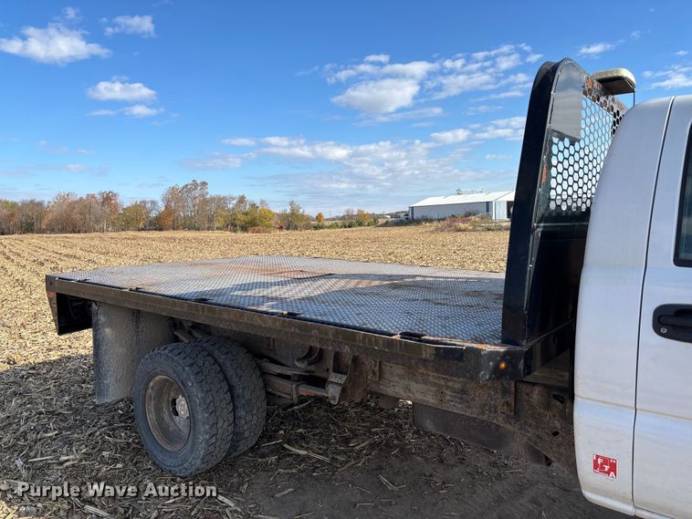 image for item EV3232 2007 Chevrolet Silverado 3500 flatbed pickup truck