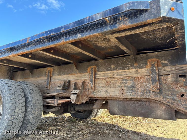 image for item EV3232 2007 Chevrolet Silverado 3500 flatbed pickup truck