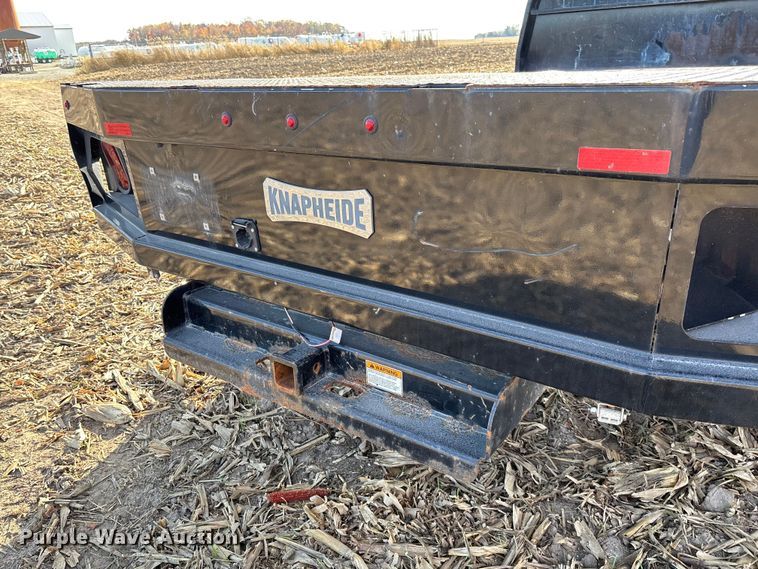 image for item EV3232 2007 Chevrolet Silverado 3500 flatbed pickup truck