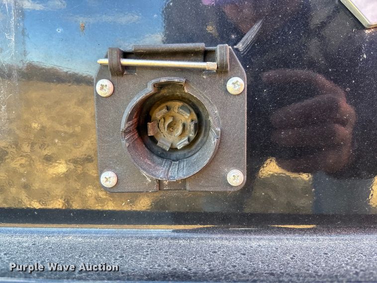 image for item EV3232 2007 Chevrolet Silverado 3500 flatbed pickup truck