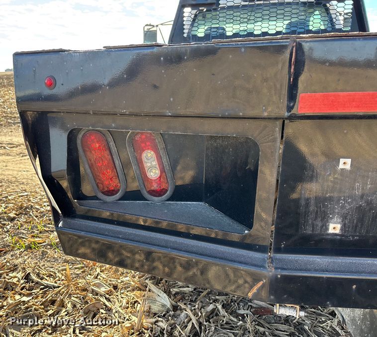 image for item EV3232 2007 Chevrolet Silverado 3500 flatbed pickup truck