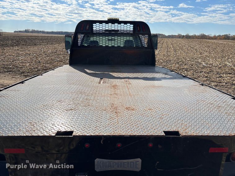 image for item EV3232 2007 Chevrolet Silverado 3500 flatbed pickup truck