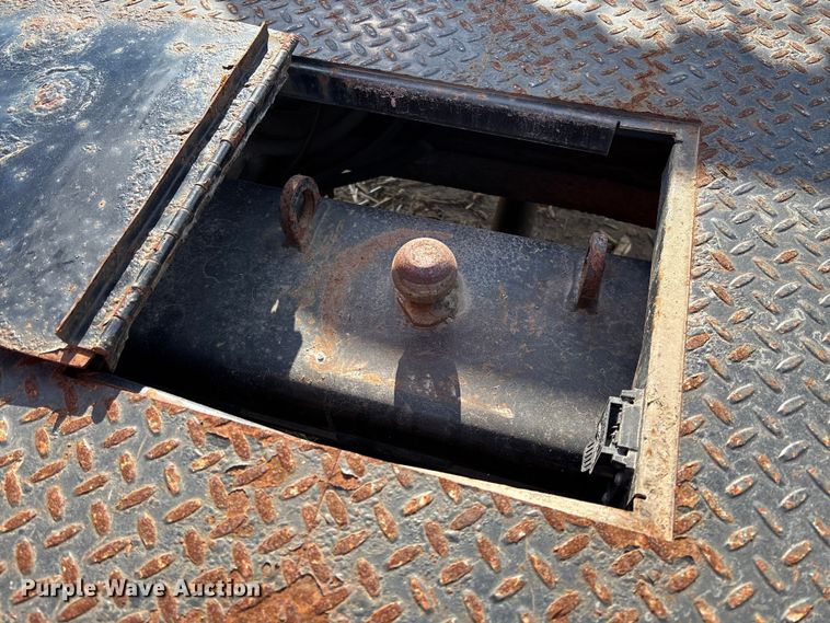 image for item EV3232 2007 Chevrolet Silverado 3500 flatbed pickup truck